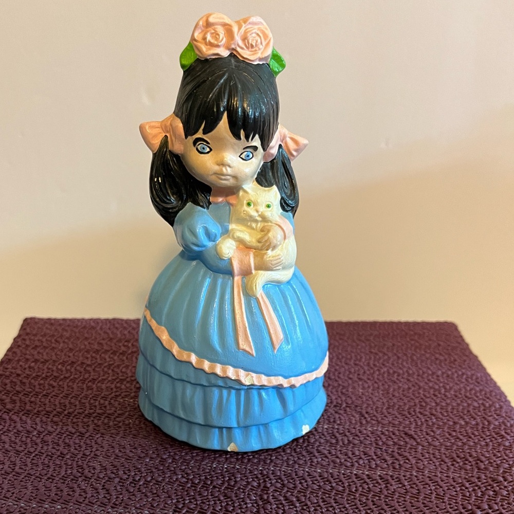 VINTAGE 1970’s CERAMIC SOUTHERN GIRL HOLDING HER CAT. BROWN HAIR BLUE EYES